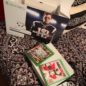 Xbox one s 500 GB used. Comes with 5 games.